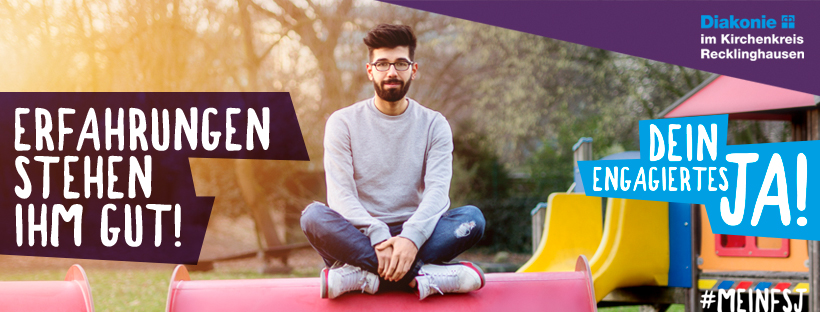 Junge sitzt auf Bank