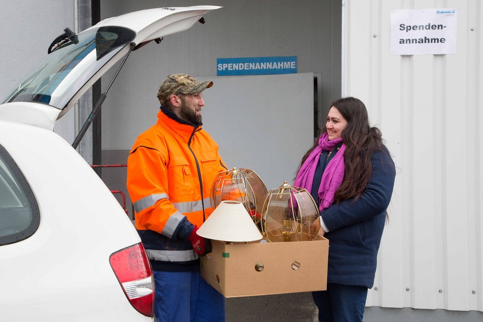 Frau gibt Spenden im Karton ab