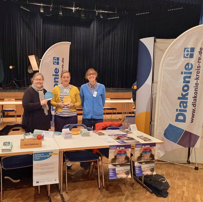 Die Diakonie-Mitarbeiterinnen Isabella Bucic, Andrea Baegerau und Dina Winkelmann am Infostand der Diakonie