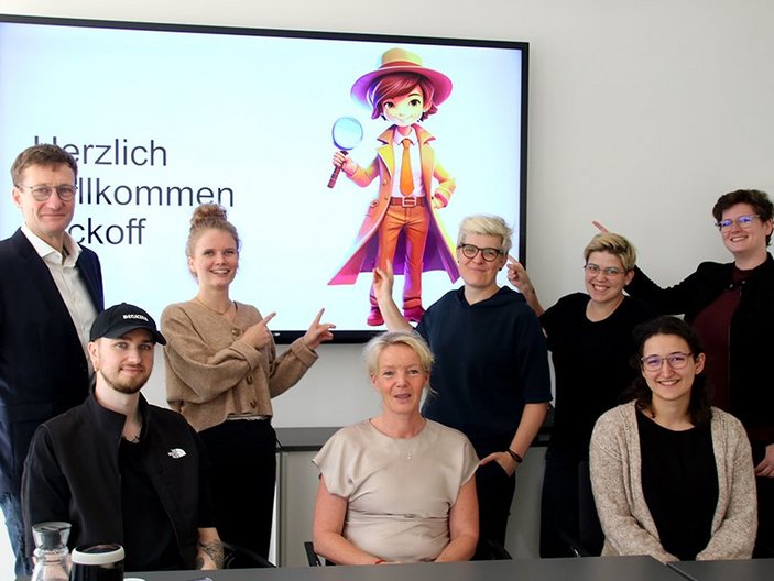 Projekt-Teilnehmende lächeln in Kamera