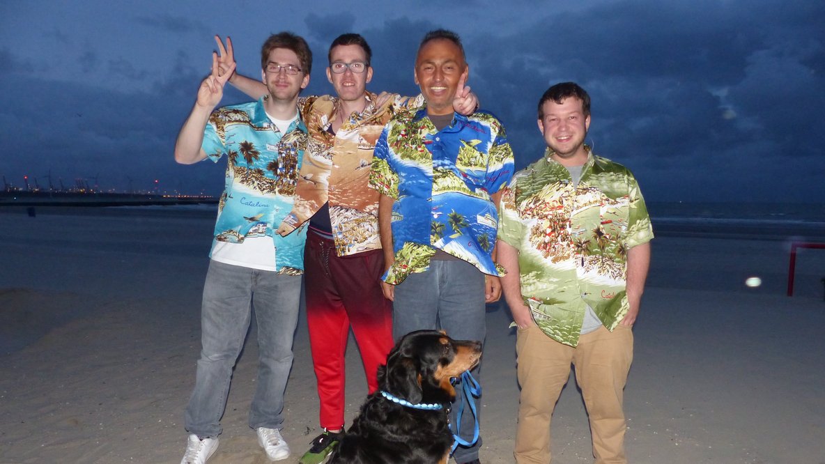Gruppe von Menschen am Meer