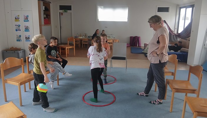 stehende Kinder beim Rollenspiel im Übungsraum