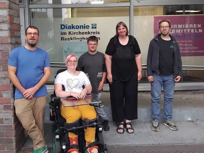 Teilnehmende des Podcasts lächeln in Kamera