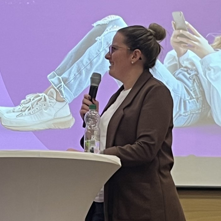 Ann-Kathrin Göritz spricht in ein Mikrofon