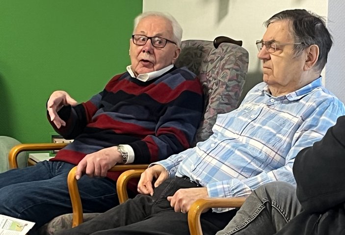 zwei Besucher in der Sitzgruppe bei der Morgenrunde