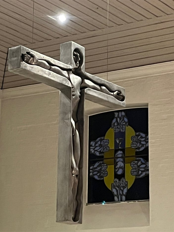 Das von der Decke hängende Kreuz im Altarraum