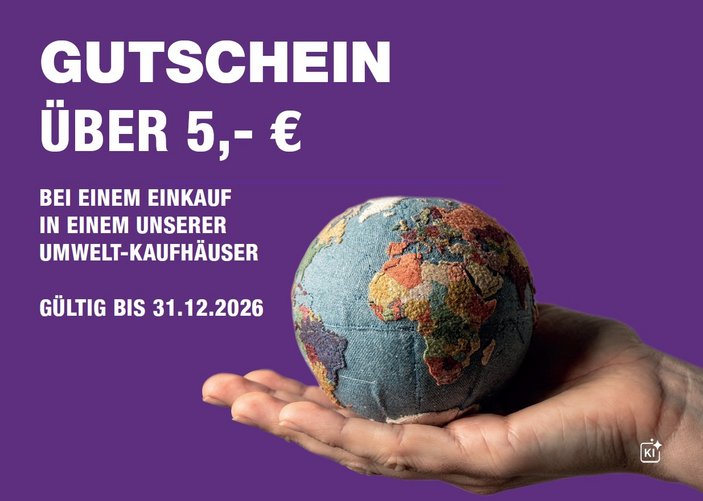 lila HIntergrund, im Vordergrund eine geöffnete Hand, die eine aus Stoffresten zusammengenähte Weltkugel hält. Titel: Gutschein über 5 Euro