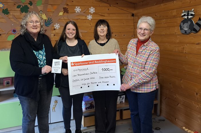Die vier Frauen bei der Übergabe eines übergroßen symbolischen Schecks