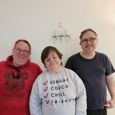 die drei Personen des Beirats lächeln in die Kamera