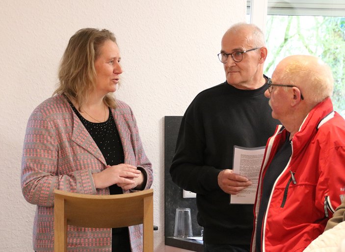 Drei Festgäste im Gespräch