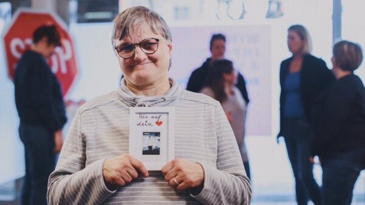 Frau lächelt in Kamera