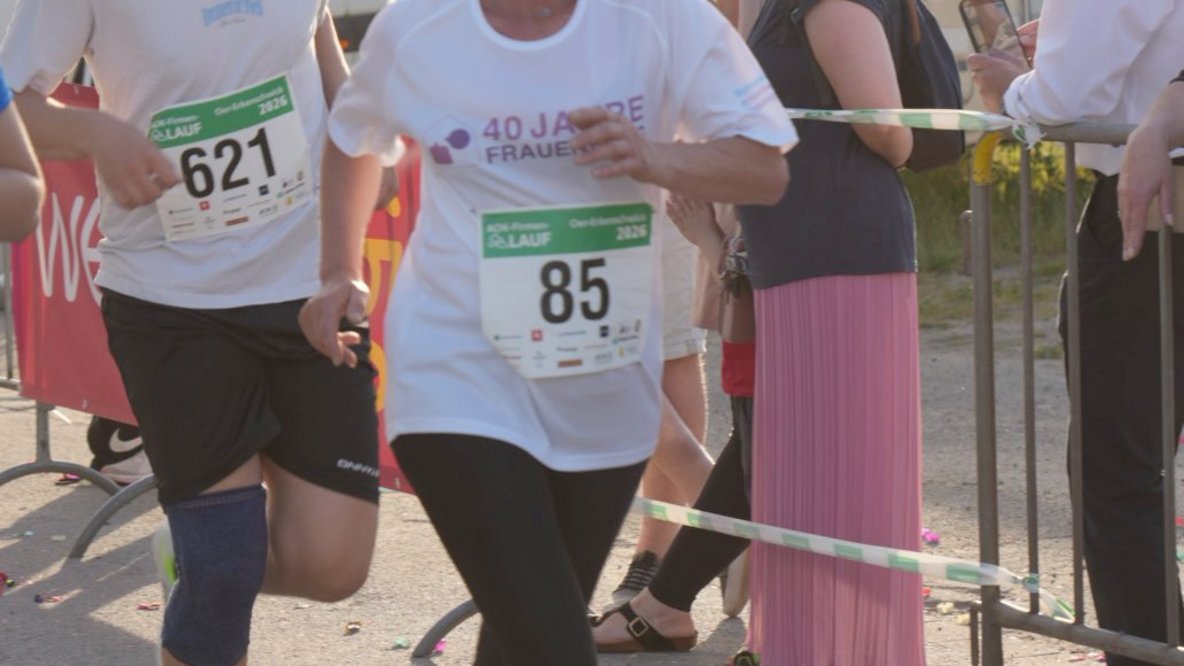drei Diakonie-Teilnehmerinnen beim Zieleinlauf