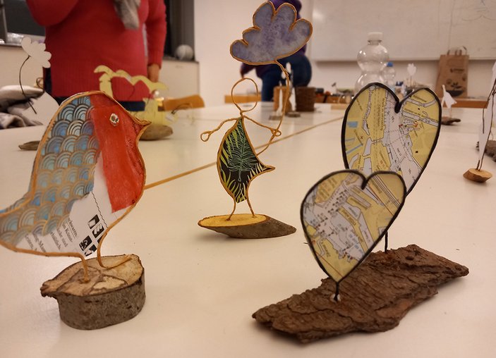 kleine Figuren aus Baumholz, Draht und Papier
