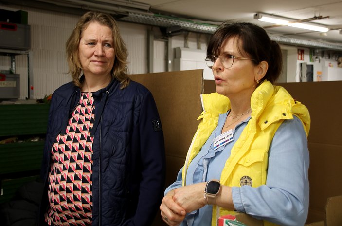 Geschäftsführerin und Betriebsleiterin in einem Lagerraum im Gespräch