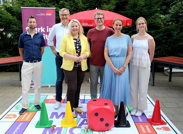 Gruppenbild, auf dem Spielfeld stehend: Tobias Krupp, Axel Tschersich, Marlies Greve, Jan Matzoll, Anja-Christina-Rex und Maria Schaak