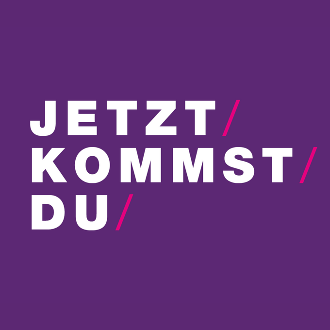 violette Grafik mit weißem Schriftzug Jetzt Kommst Du