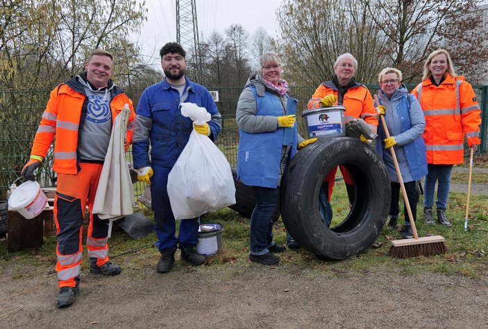 Fleißiger Müllsammler mit ihren Werkzeugen