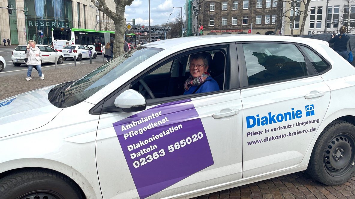 Diakoniestation Auto auf dem Rathausplatz in Recklinghausen