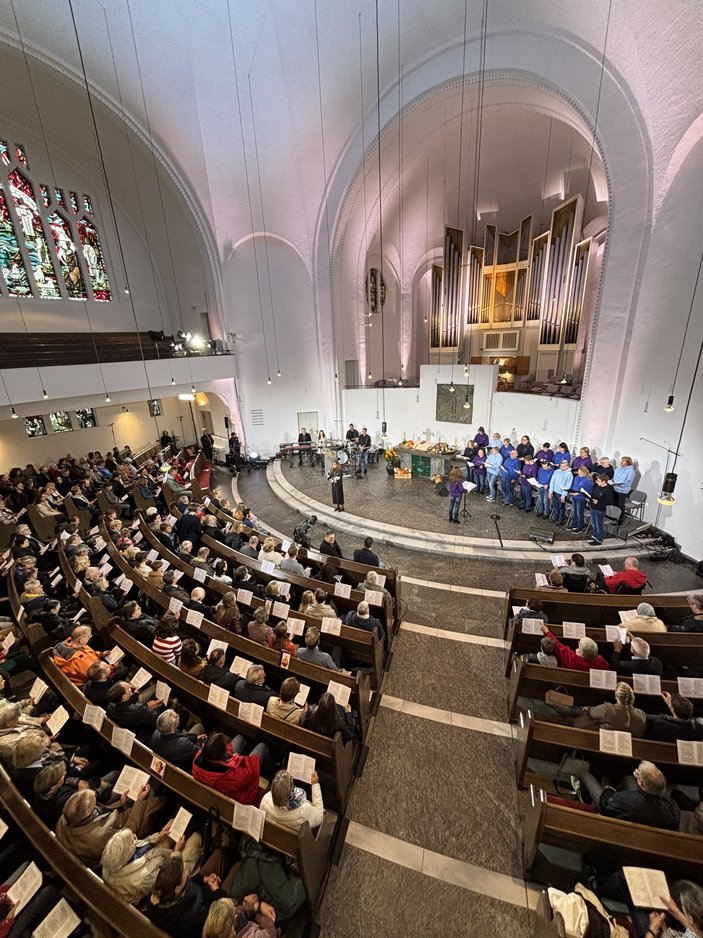 Blick von der Empore auf die Besucher im Kirchenschiff