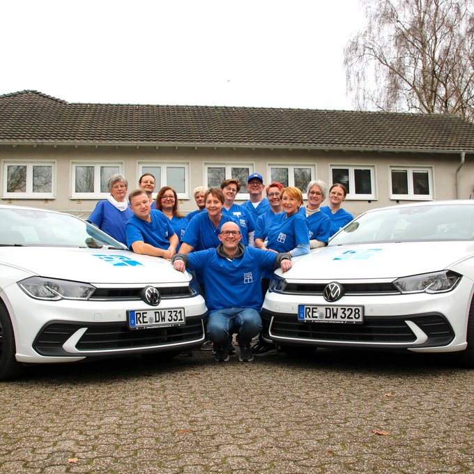 Team der Diakoniestation posiert an zwei Diakoniestation-Polos