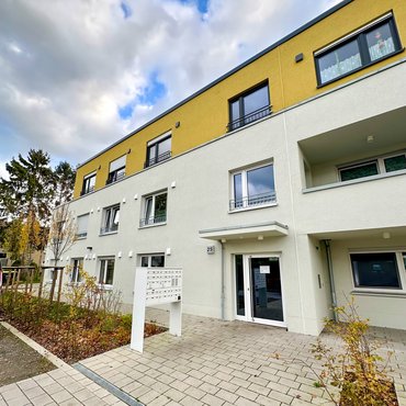 Außenansicht des Gebäudes, welches über drei Etagen geht mit Flachdach
