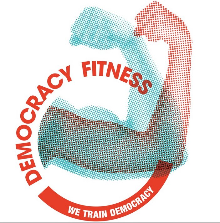 Grafik mit einem gebeugten Oberarm und dem Titel Democracy Fitness