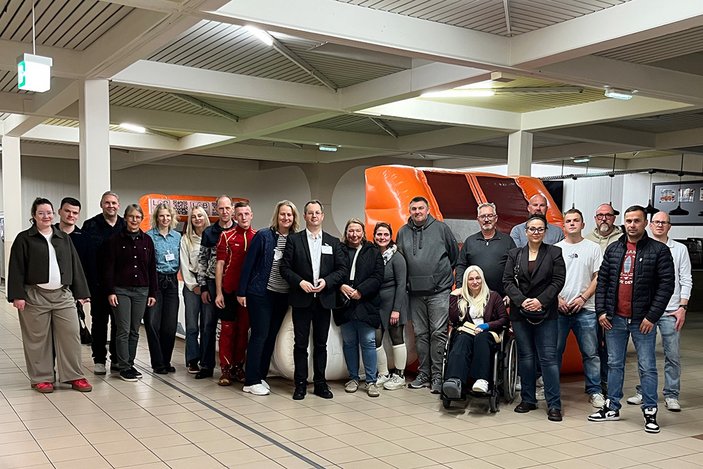 Gruppenbild mit Sponsoren, im Hintergrund der Menschenkicker