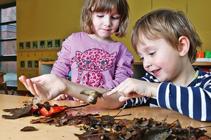 Kinder spielen zusammen