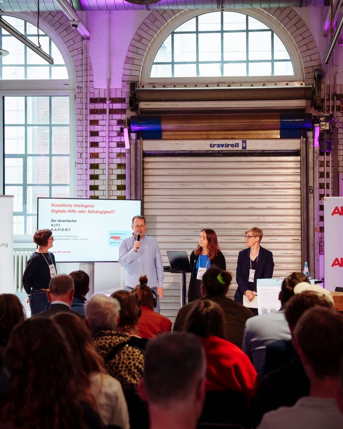 4 Personen tragen auf der re:publica 2026 das Projekt vor