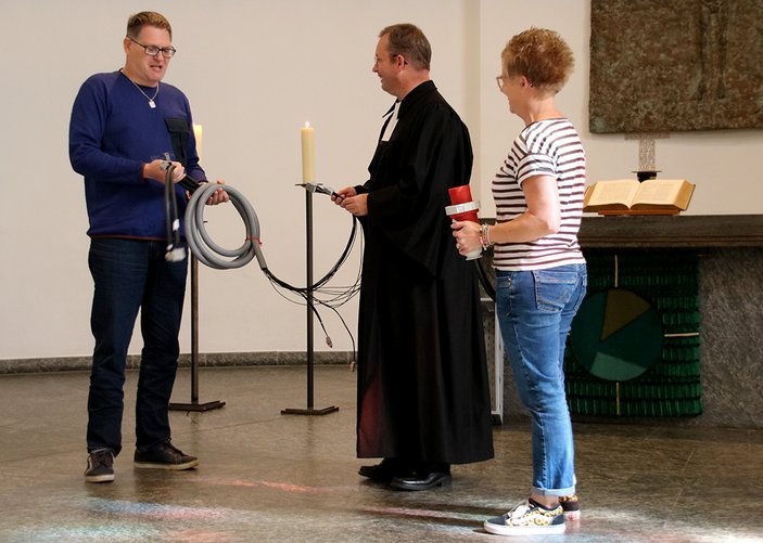 Drei Personen im Altarraum:  Jörg Hesse, Dr. Dietmar Kehlbreier (im Talar) und Kerstin Roth