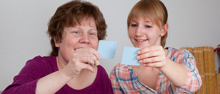 Zwei Frauen spielen zusammen Memorie