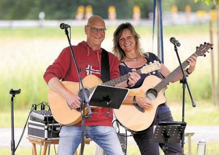 Andeas Koll und Beate Lucas mit ihren Gitarren in Action