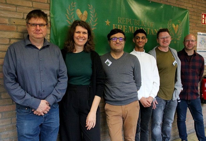 Das Marler Team vor der Flagge von Fremdistan: Drei Wochen lang gab es mitten in Marl eine Art Enklave: die fiktive Republik Fremdistan hatte in der Volkshochschule „die insel“ Station gemacht. Dort konnten Teilnehmende in einem Escape-Room erleben, was es heißt, in einem fremden Land mit einer fremden Sprache und Kultur um Einlass zu bitten. Die Diakonie im Kirchenkreis Recklinghausen und die Stadt Marl hatten das Projekt der Bonner Flüchtlingshilfe in die Stadt geholt.   Sascha Janz von der Integrationsagentur, angedockt bei der Ev. Jugendhilfe Recklinghausen Ambulant, hat das Vorhaben von Anfang an vorangetrieben und organisiert. „Uns ging es darum, Fremdheitsgefühle abzubauen. Es ist besser miteinander, statt übereinander zu reden.“ Das ist geglückt! Beeindruckt, teilweise auch geschafft, verließen die Teilnehmer*innen den Escape-Room und tauschten sich im Nachgespräch über ihre Eindrücke und Erfahrungen aus. Auch der neu gewählte Bürgermeister der Stadt Marl, Thomas Terhorst, machte sich ein Bild. Und vielleicht erreicht das Projekt ja auch Menschen, die vorher anders über Geflüchtete gedacht haben. Als nächstes zieht die Republik Fremdistan nach Duisburg.  Anbei der Link zu zwei Beiträgen über das Projekt  WDR-Lokalzeit („unser“ Beitrag wurde landesweit ausgestrahlt), 4.11.25 ab 19.30 Uhr https://www1.wdr.de/lokalzeit/fernsehen/dortmund/fremdistan-mobiler-escape-room-in-marl-macht-fluchterfahrung-erlebbar--100.html  Marler Zeitung, 6.11.25 https://www.marler-zeitung.de/marl/escape-room-marl-unbekanntes-unbehagen-realitaet-gefluechteter-erleben-w1097912-9001130246/   Gruppenbild von links: Tobias Citrich (Diakonie), Paula Lingscheid und Deniz Tekmen (Stadt Marl), Omar Youssef, Sascha Janz und Tim Gonsch (Diakonie)