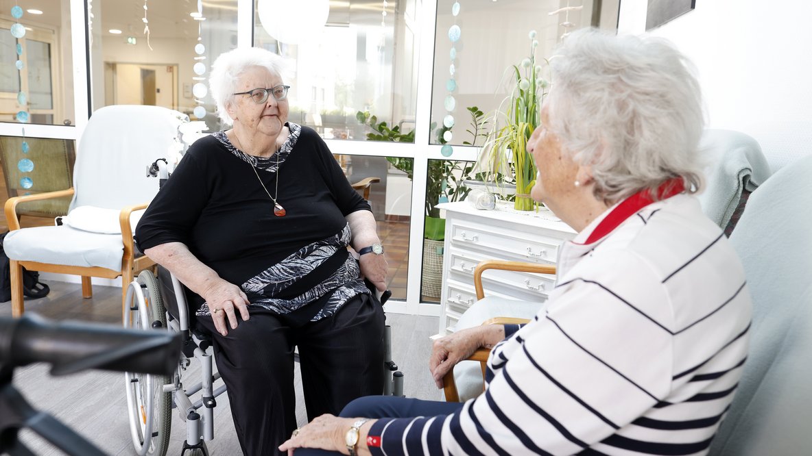 Zwei Bewohnerinnen unterhalten sich
