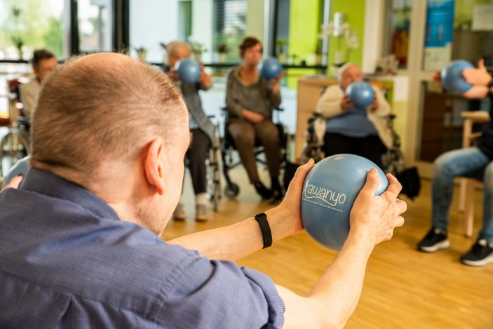 Gruppe von Senioren machen Gymnastik