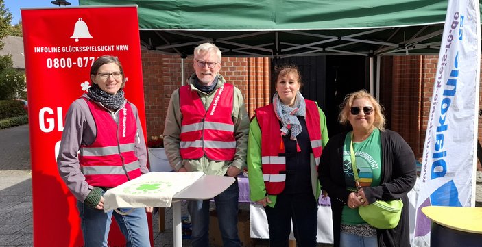 Das Team der Fachstelle Sucht mit roten Warnwesten an einem Aktionsstand