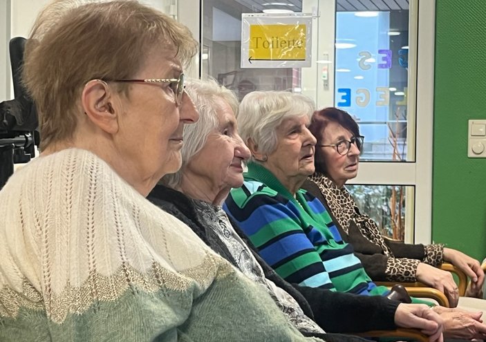 vier Seniorinnen sitzend im Profil