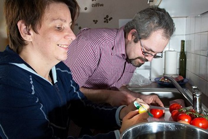 Mann und Frau kochen gemeinsam