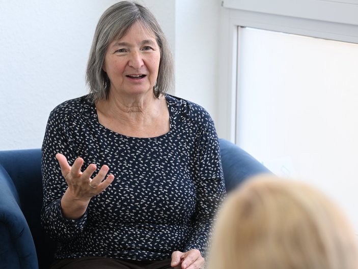 Eine Frau Berät eine andere Frau