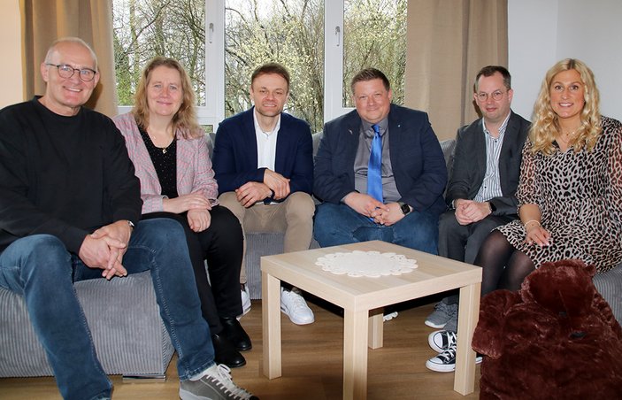 Gruppenbild der Offiziellen auf dem Sofa der Jugendwohngruppe