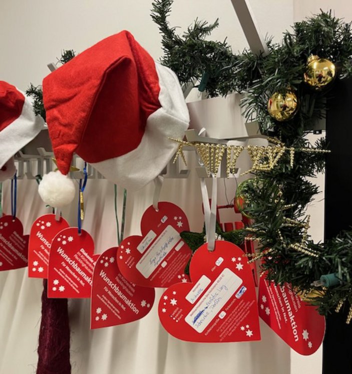 rote Pappherzen und Weihnachtsdeko an der Garderobe