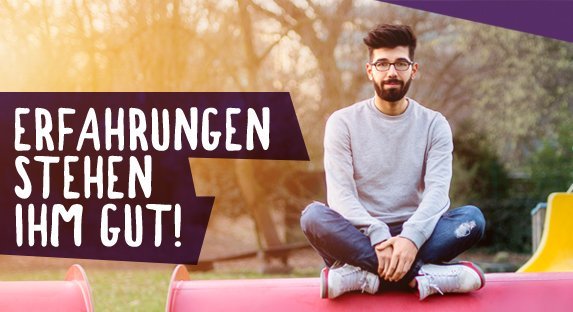 Junge sitzt auf Bank