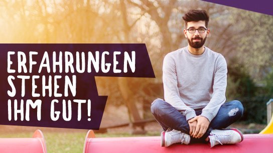 Junge sitzt auf Bank