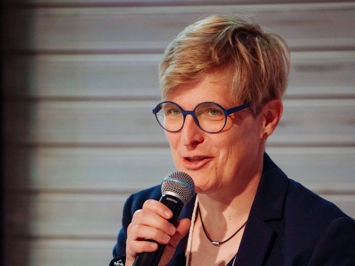 Dr. Stefanie Frings spricht ins Mikrofon