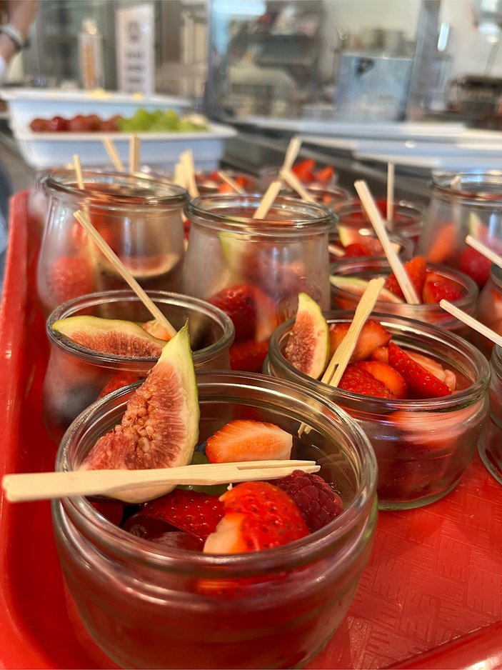 Kunstvoll arrangiertes Obst in Glas-Schälchen