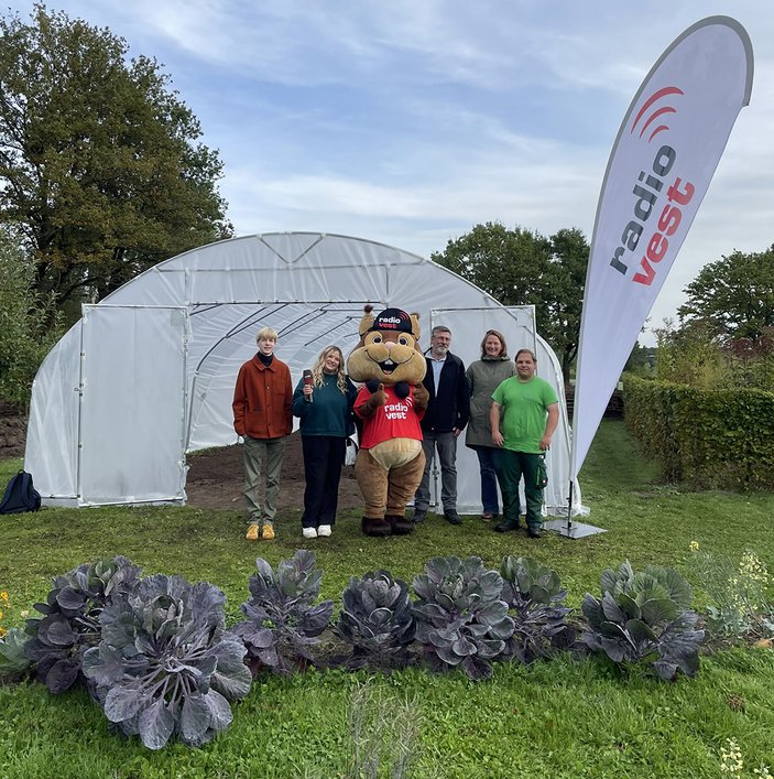 Das Gartenteam mit Maskottchen Toni vor dem Folientunnel