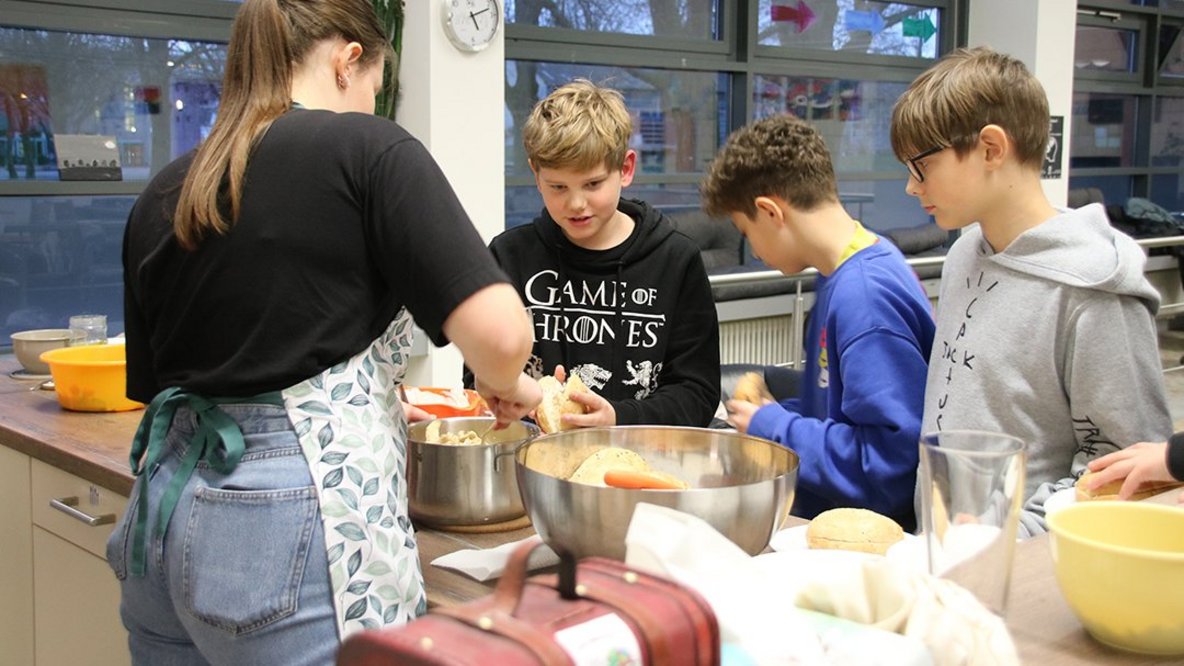 Kinder kochen gemeinsam