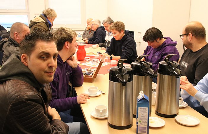 Mitglieder des Inklusiven Chores beim After-Show-Coffee