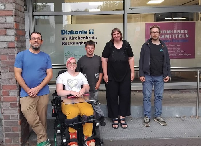 Das Podcast-Team vor dem Aufnahmestudio K 17 in Recklinghausen