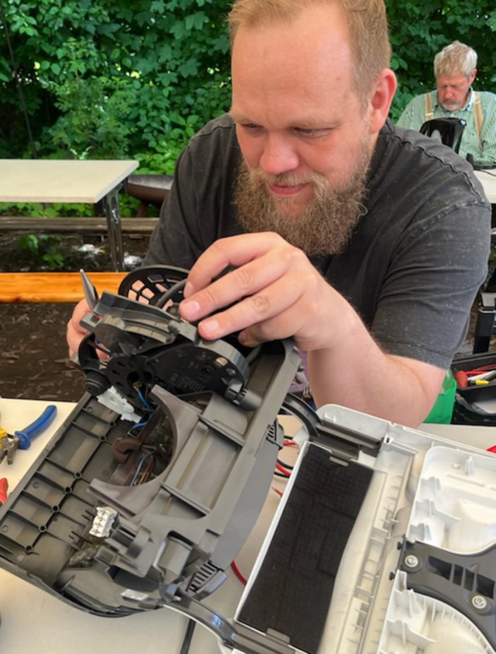 Mechaniker beim Reparieren eines Geräts